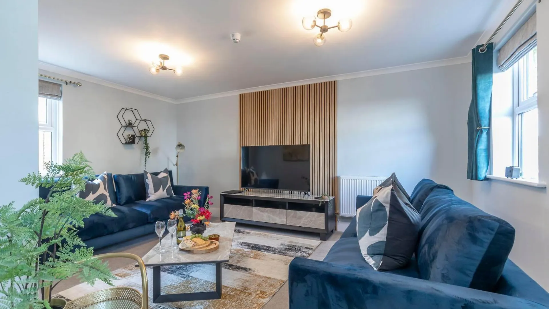 Elliot Oliver - Comfortable Five Bedroom Town Centre House With Garden & Garage Cheltenham