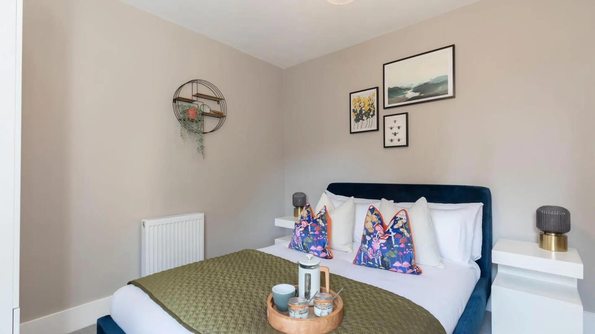 Elliot Oliver - Comfortable Five Bedroom Town Centre House With Garden & Garage Cheltenham Apartment