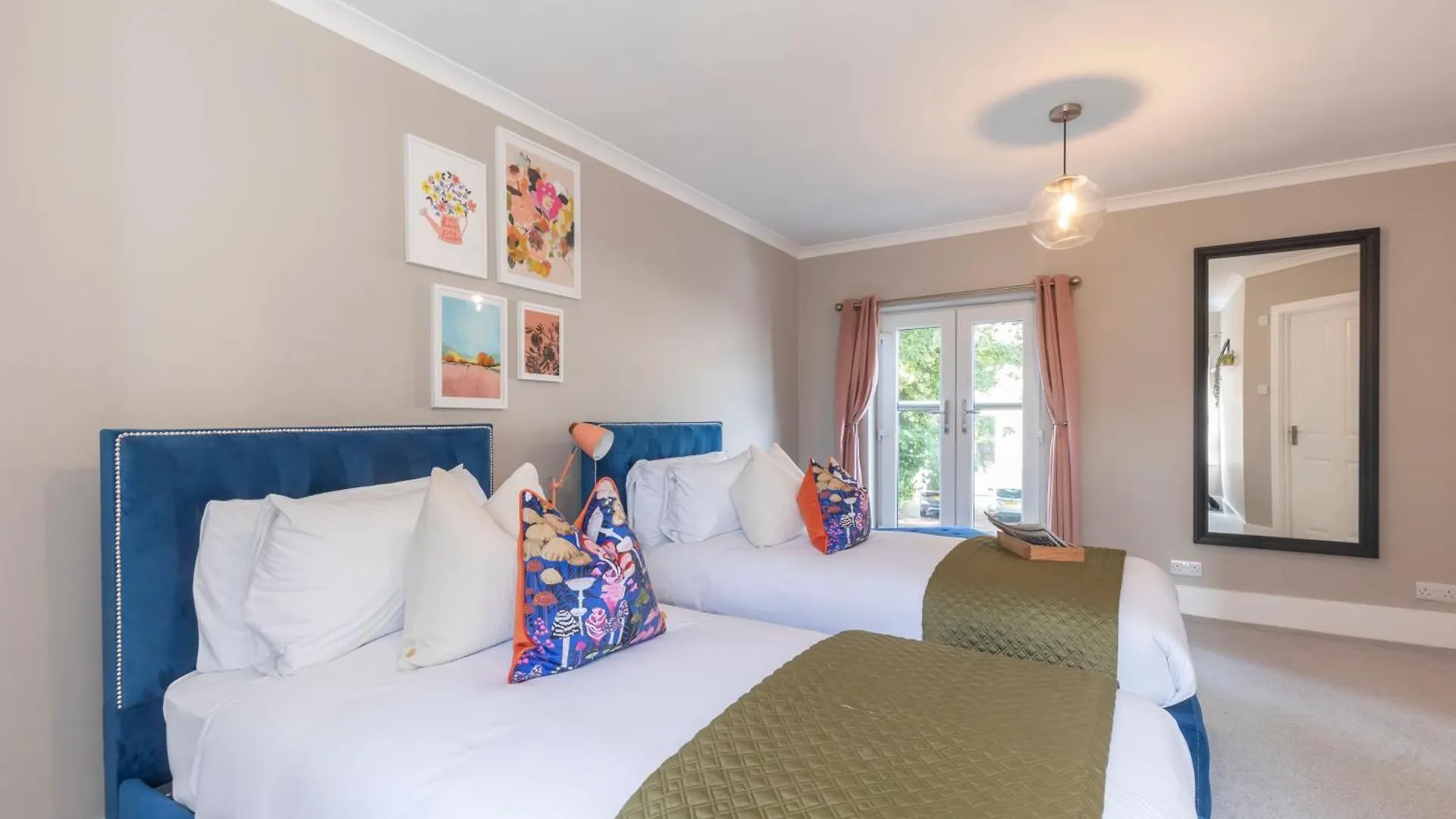 Apartment Elliot Oliver - Comfortable Five Bedroom Town Centre House With Garden & Garage Cheltenham