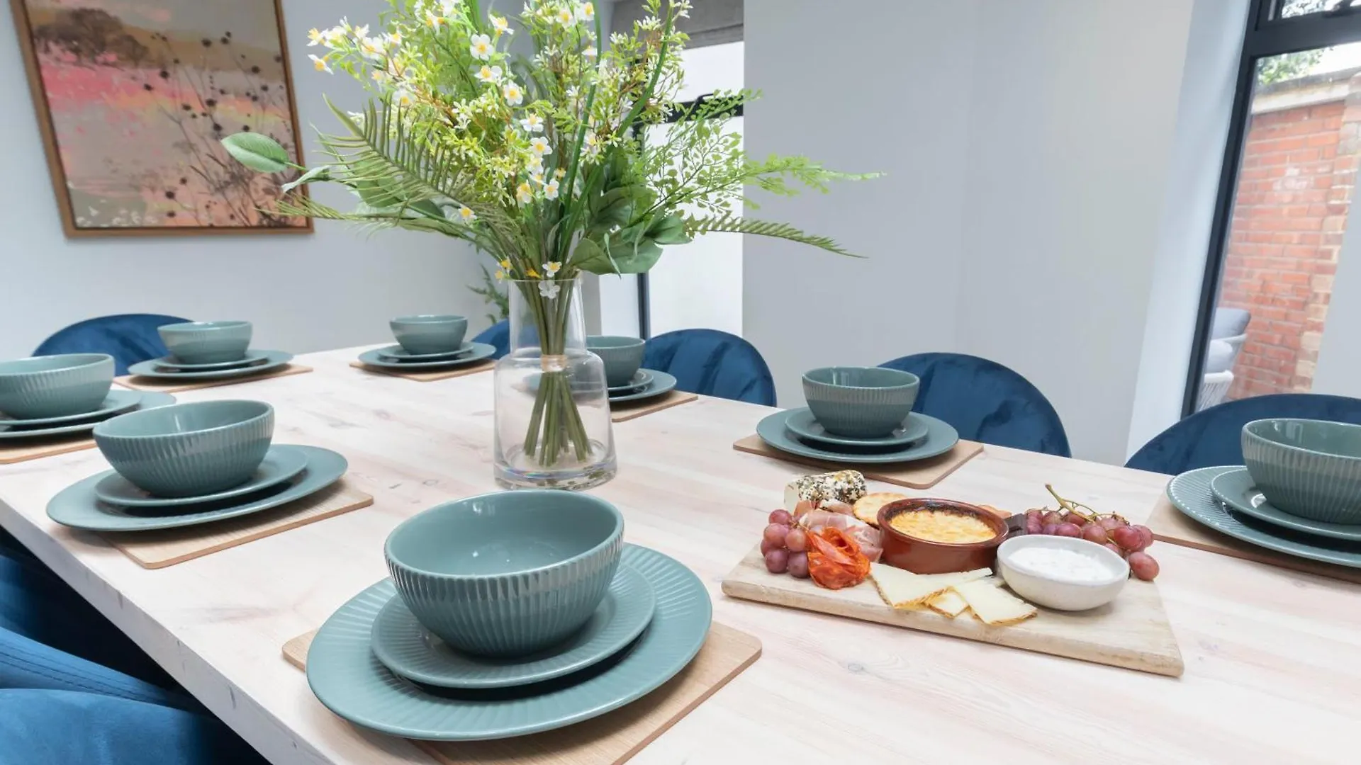 Elliot Oliver - Comfortable Five Bedroom Town Centre House With Garden & Garage Cheltenham