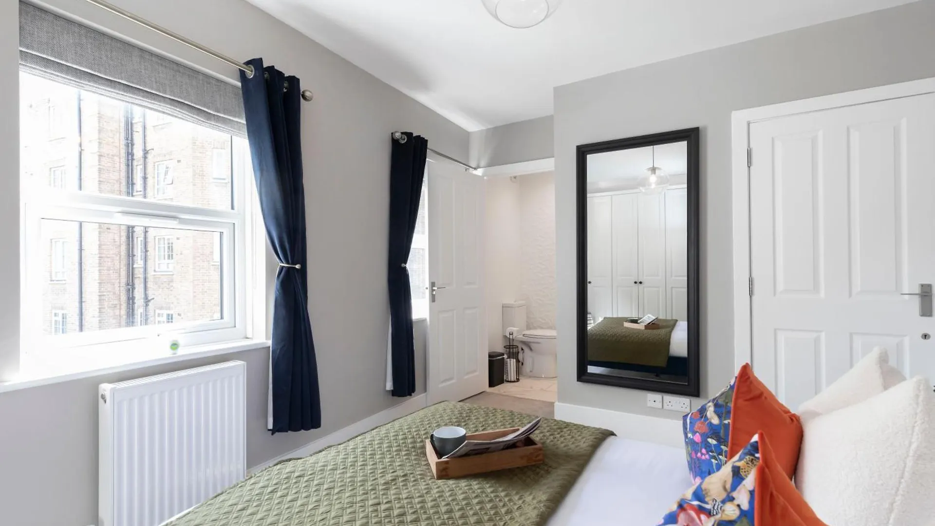 Elliot Oliver - Comfortable Five Bedroom Town Centre House With Garden & Garage Cheltenham Apartment