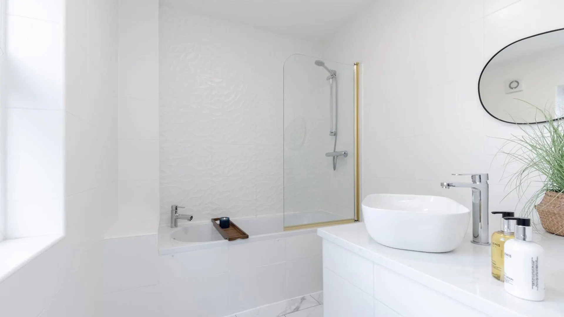 Elliot Oliver - Comfortable Five Bedroom Town Centre House With Garden & Garage Cheltenham United Kingdom