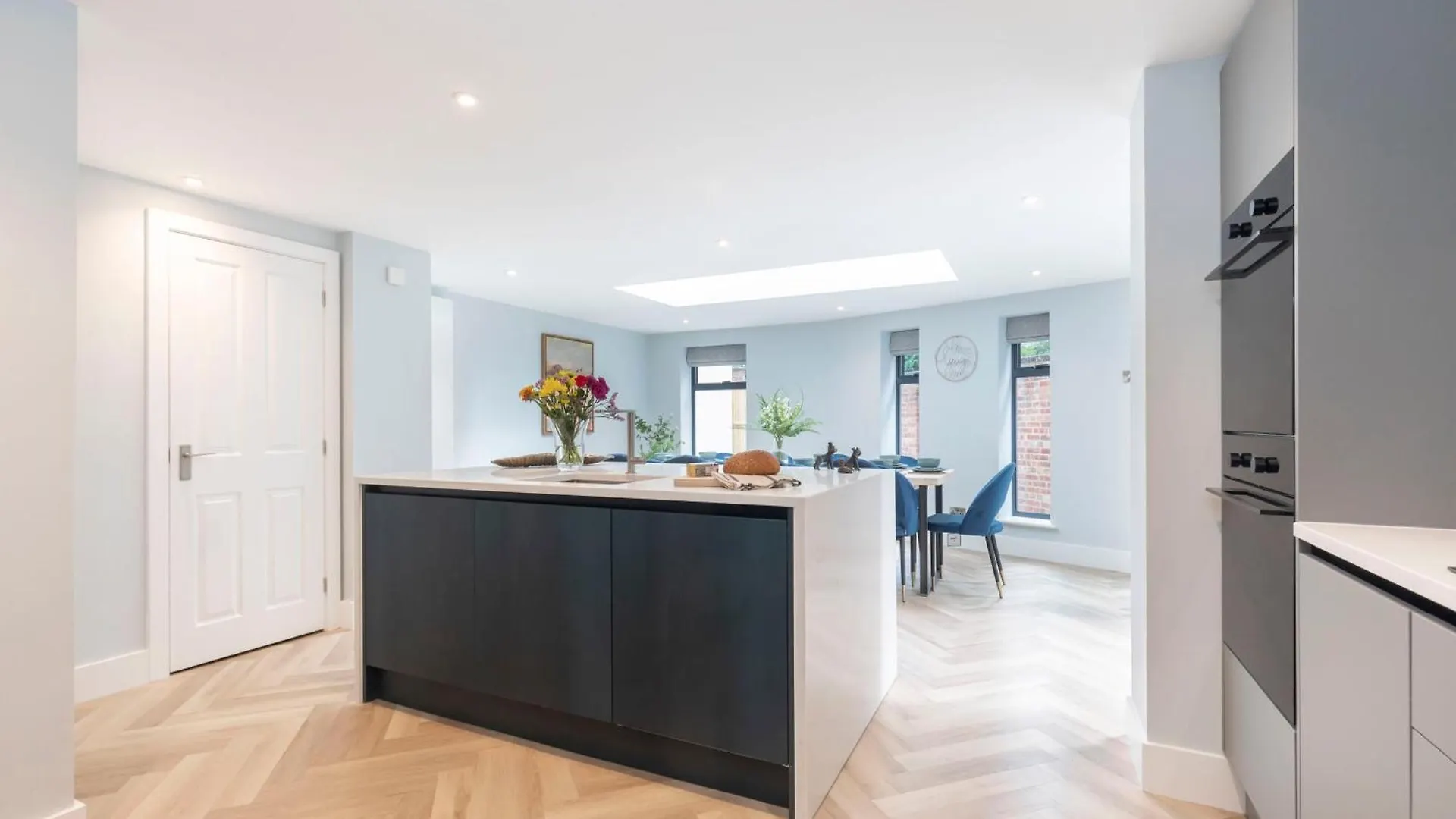 Apartment Elliot Oliver - Comfortable Five Bedroom Town Centre House With Garden & Garage Cheltenham United Kingdom